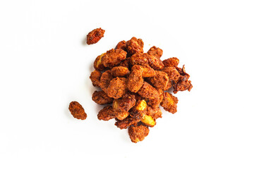 Délicieuses pralines à base d'arachides sur fond blanc