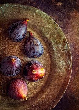 Overhead view of figs in metallic plate