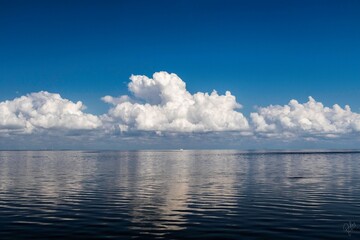 Nubes reflejadas en el agua 
