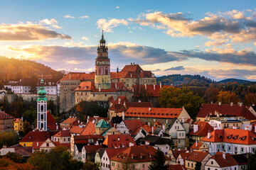 Naklejka na ściany i meble View of historical centre of Cesky Krumlov town on Vltava riverbank on autumn day overlooking medieval Castle, Czech Republic. View of old town of Cesky Krumlov, South Bohemia, Czech Republic.