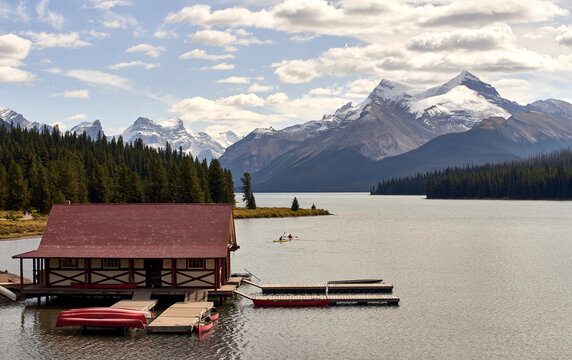 Canada, Alberta, Jasper National Park, Maligne Mountain, Canoe on Mali