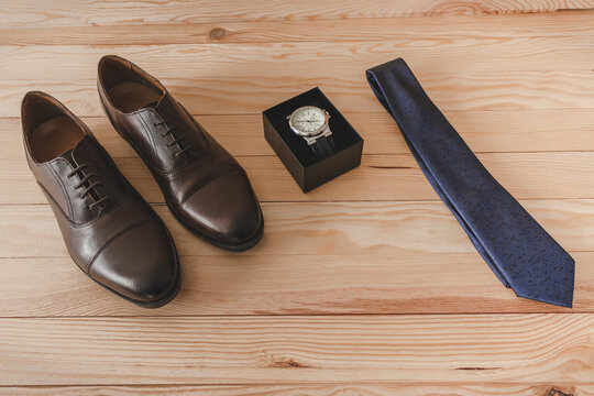 Shoes, tie and watch as accessories to dress elegantly