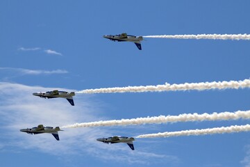 航空自衛隊のブルーインパルスの曲芸飛行