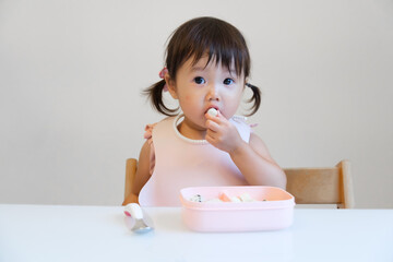 一人でご飯を食べる女の子