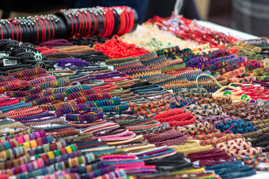 pulseras vendidas en ferias de pueblos peruanos