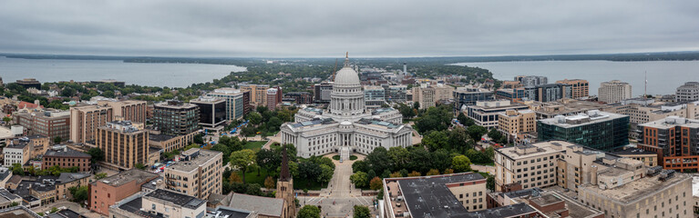Fototapeta na wymiar Panoramic of Madison Wisconsin and Capitol 