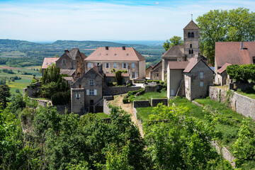 Fototapeta na wymiar Perched village of Château Chalon in the Jura in France, terraced culture