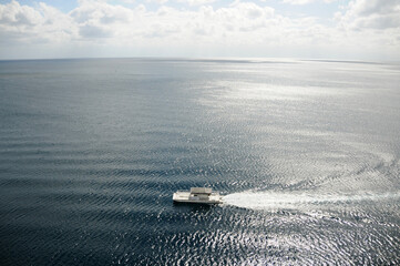 Boat in the ocean seen from above - 529334288