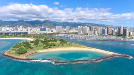 Fototapeta premium Aerial view of Magic Island in Ala Moana area with Waikiki and Honolulu in the background on the island of Oahu in Hawaii