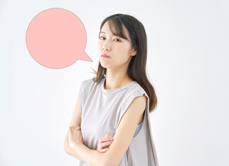 白背景でカメラ目線で怒る女性　吹き出しあり