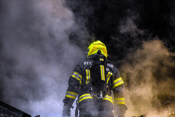 Fototapeta Feuerwehrmann mit Atemschutz obraz