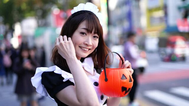東京　渋谷　ハロウィン　メイドの女性
