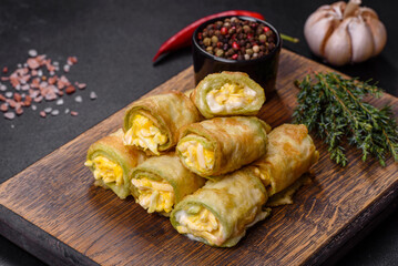 Low carbs Zucchini pockets filled with savory spinach, eggs and cheese