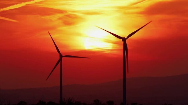 Windrad im Sonnenuntergang