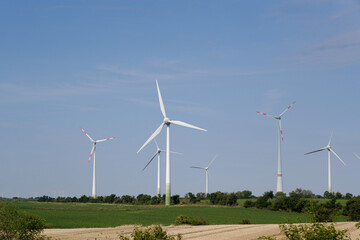 Windkraftanlagen auf einem Feld