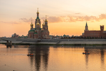 Obraz premium View of the embankment of the city of Yoshkar-Ola at sunset