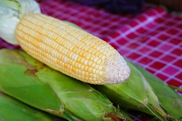 Peeled raw corn for sale in the market