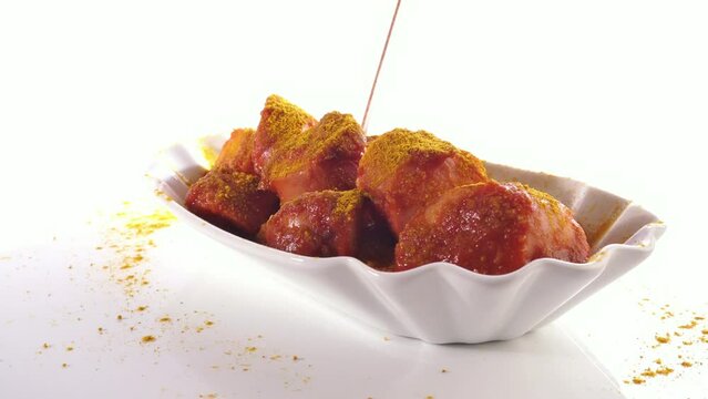 Currywurst freigestellt auf wei&szlig;em Hintergrund - Curry Gew&uuml;rz