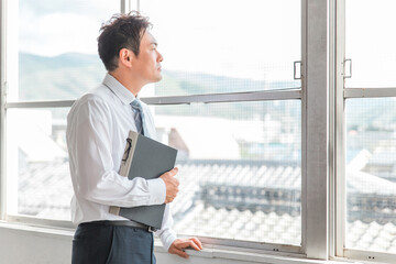 Fototapeta premium 教室にいる日本人男子講師（先生・教師・真剣） 
