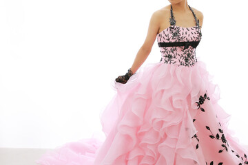 Fototapeta premium ピンクのドレスを着て黒いレースの手袋をはめた女性