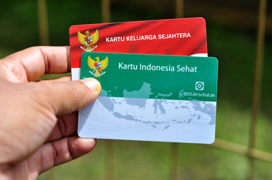 Holds a Prosperous Family Card and Healthy Indonesia Card assistance from the Indonesian government