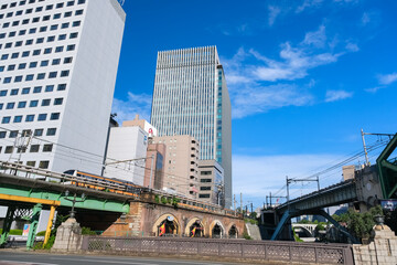 東京都千代田区 秋葉原、昌平橋から見える神田川橋梁と街並み
