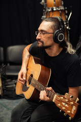 Obraz premium man playing guitar