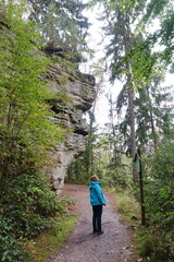 Fototapeta premium Frau an einem Felsen bei Hohnstein