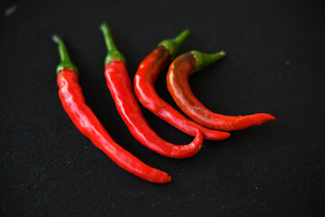 Rote Chilis auf schwarzem Hintergrund