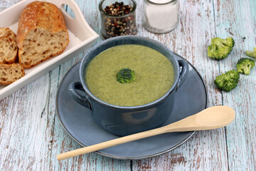 Brokkolicremesuppe in einer Schüssel.