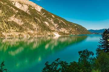 Obraz premium Beautiful alpine summer view with reflections at the famous Achensee lake, Tyrol, Austria