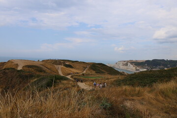 Le chemin des douaniers le long du littoral, village d'Etretat, département de la Seine Maritime, France