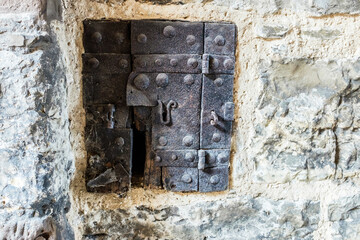 Mittelalterliche Holztüre mit Eisenbeschlag an Mauer