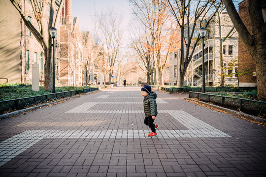 child bpy plauing in the city