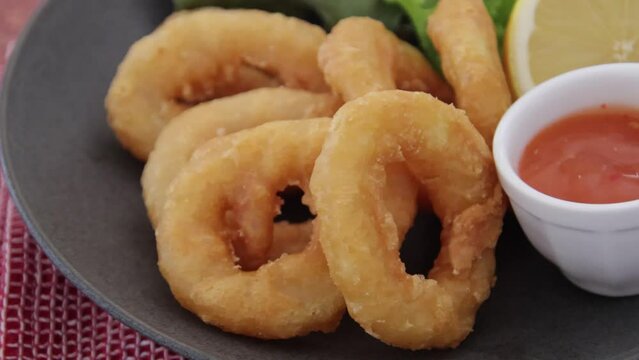 assiette de beignets de calmars &agrave; la romaine en gros plan