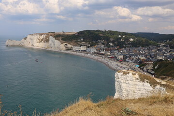 Vue d'ensemble du village, village d'Etretat, département de la Seine Maritime, France