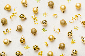 Christmas composition. a pattern of christmas balls on colored background. Flat lay, top view New year decor