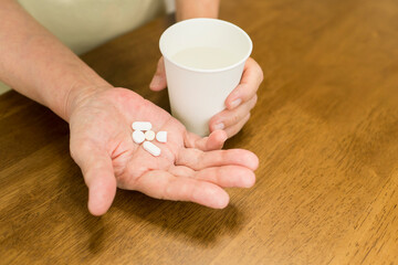 女性　高齢者　薬　錠剤　手元　処方薬