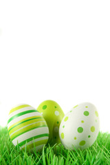 künstliche Ostereier freigestellt auf einer grünen Wiese