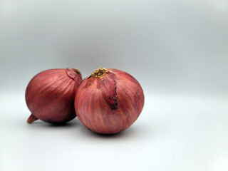 red onions on a white background／白地に赤玉ねぎ・レッドオニオン／흰색 바탕에 붉은 양파