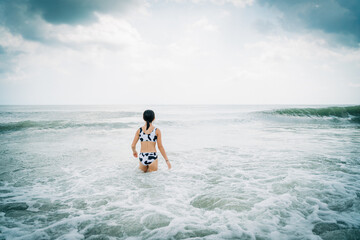 Fototapeta na wymiar portrait of an asian girl playing at the beach in summer