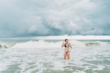 Obraz premium portrait of an asian girl playing at the beach in summer