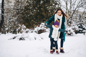 Fototapeta na wymiar Mother and daughter in winter park