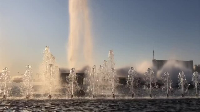 Fountain in panoramic video and selective focus. original ambient sound
