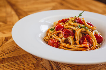 Makaron z pomidorami - danie kuchni włoskiej. 