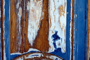 Ancienne porte en bois peinte en bleu.