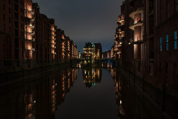 Speicherstadt Hamburg mit Blick auf das Wasserschloss bei Nacht mit Beleuchtung 
