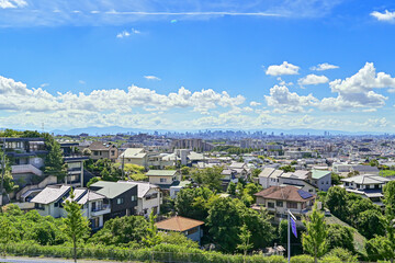 青空背景の明るい街のイメージ写真