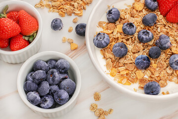 Delicioso iogurte natural com granola, mirtilo e morango.