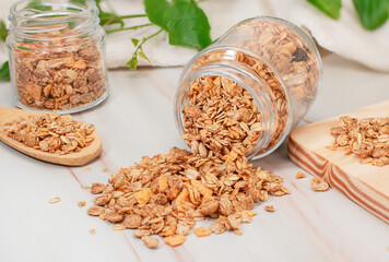 Granola natural, potes com granola em fundo claro. deliciosa granola saudável.
